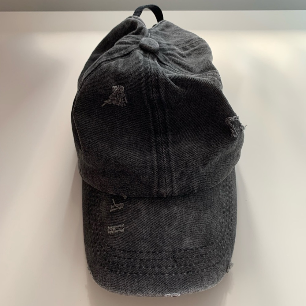 Rugged looking cap in Dark Gray/ Black